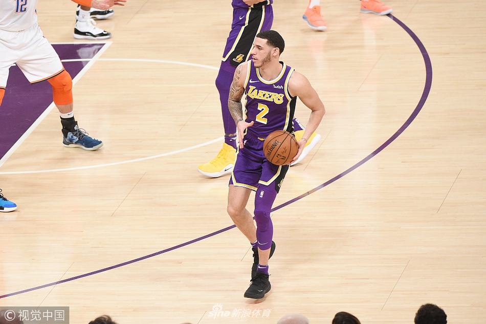 她在训练中 她在训练中